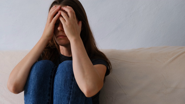 Surullinen masentunut nuori nainen voi huonosti stressaantunut huolissaan ahdistunut häpeä. Turhautunut nainen, jolla on emotionaalisia ongelmia, pelkoja, huolissaan ja toivoton. Psykologinen hoito, unen puute
 - Materiaali, video