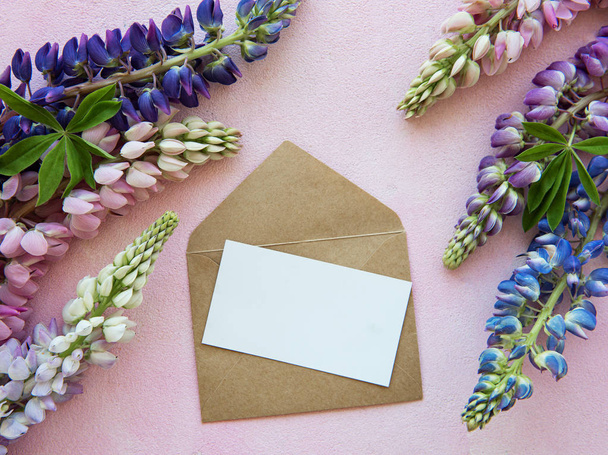 Tarjeta de felicitación burlona con flores de altramuz
 - Foto, imagen