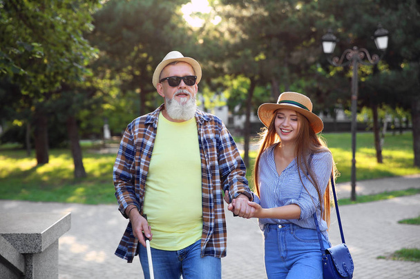 Slepý dospělý muž s dcerou chodící do parku - Fotografie, Obrázek