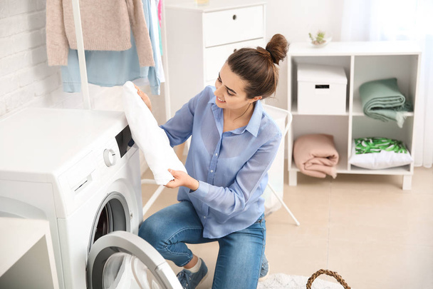 красива молода жінка робить прання вдома
 - Фото, зображення