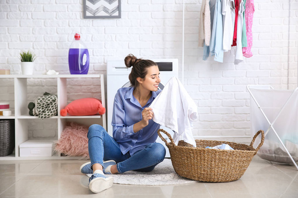 krásná mladá žena dělá prádlo doma - Fotografie, Obrázek