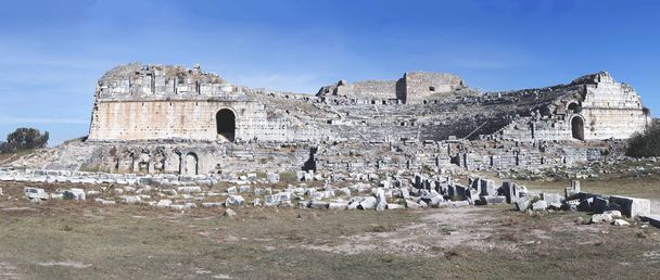 Miletus, założony przez Greków na wybrzeżu Azji Mniejszej, zostanie zapamiętany w annałach historii jako miejsce narodzin matematyk Thales i dwóch słynnych filozofów, Anaxagoras i Anaximander. Miletus był również jednym z najstarszych i m - Zdjęcie, obraz