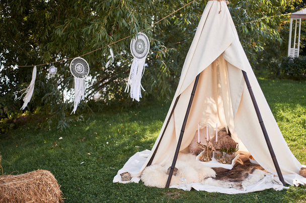 Boho style, wedding decoration.Ease and simplicity.A bamboo hut covered with a linen cloth. Decorative place. Outdoor recreation. Glamping - Фото, зображення