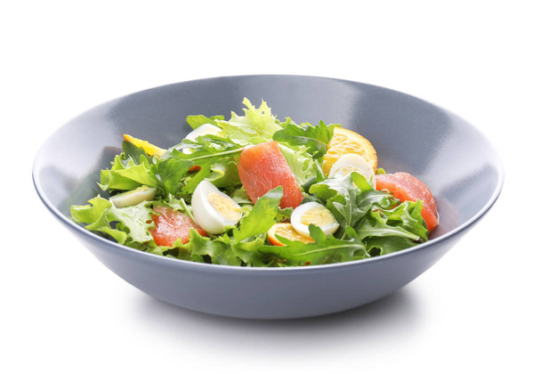 Bord van smakelijke verse salade met kwarteleieren op witte achtergrond - Foto, afbeelding
