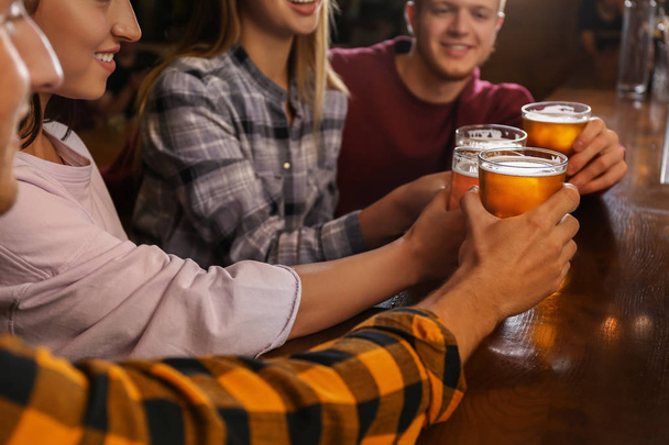 Amigos bebiendo cerveza fresca en el pub
 - Foto, imagen