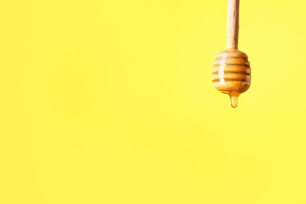 Dipper with tasty honey on color background - Fotoğraf, Görsel