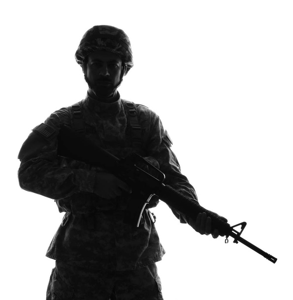 Σιλουέτα στρατιώτη με τουφέκι επίθεσης σε λευκό φόντο - Φωτογραφία, εικόνα