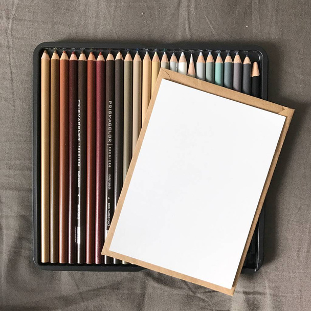 Cartolina bianca con busta e matite colorate
 - Foto, immagini