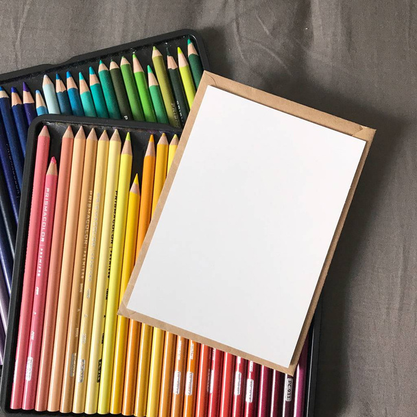Postal en blanco con sobres y lápices de colores
 - Foto, Imagen