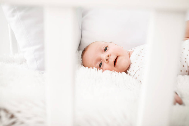 Mignon petit bébé couché dans la crèche - Photo, image