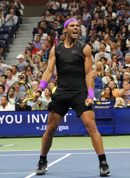 New York - 2 Eylül 2019: Grand Slam şampiyonu İspanyol Rafael Nadal, Billie Jean King Ulusal Tenis Merkezi'nde oynanan 2019 Abd Açık 16 turundan sonra Marin Ciliç'e karşı zaferini kutladı - Fotoğraf, Görsel