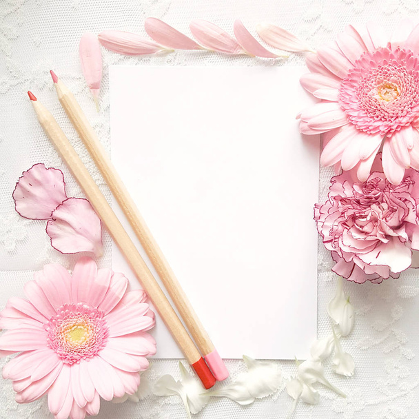 Renkli Kalemler ile Pembe Çiçekler Kartpostal Mockup - Fotoğraf, Görsel