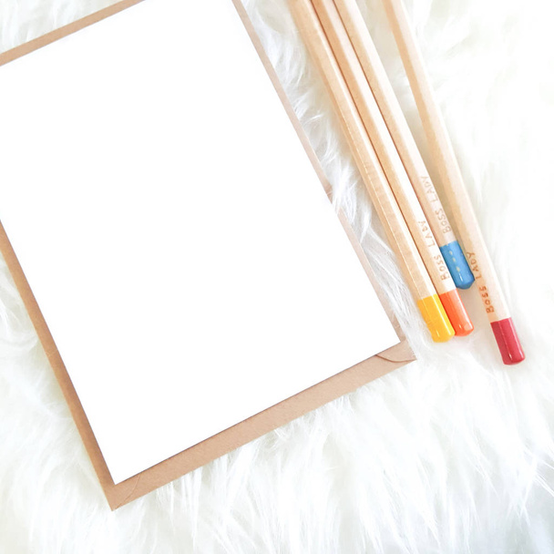 Estilo de vida Postales y sobres burlón con lápices de colores
 - Foto, Imagen
