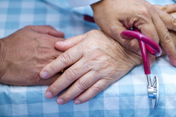 Berührende Hände asiatische Seniorin oder ältere Dame Patientin mit Liebe, Fürsorge, Hilfe, Ermutigung und Empathie auf der Krankenstation: gesundes starkes medizinisches Konzept - Foto, Bild