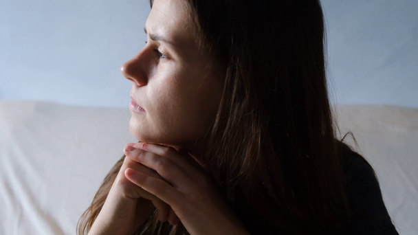 Nahaufnahme verzweifelte Frau auf dem Sofa sitzen und wegschauen fühlen sich deprimiert zweifelnd, einsam gestresste aufgebrachte junge Mädchen denken an psychische Probleme denken Reue über Fehler - Filmmaterial, Video