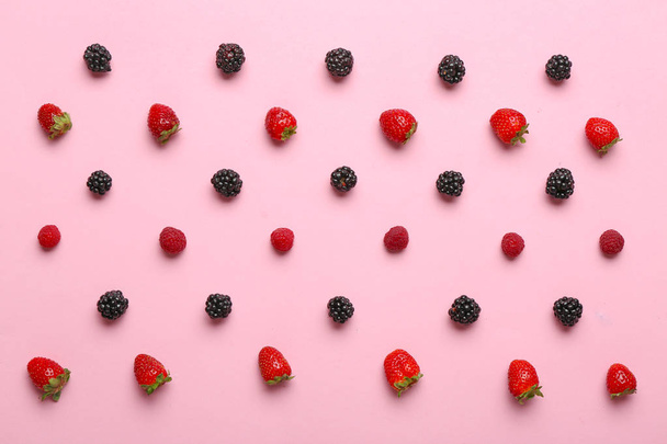 Muchas bayas maduras dulces sobre fondo de color
 - Foto, imagen