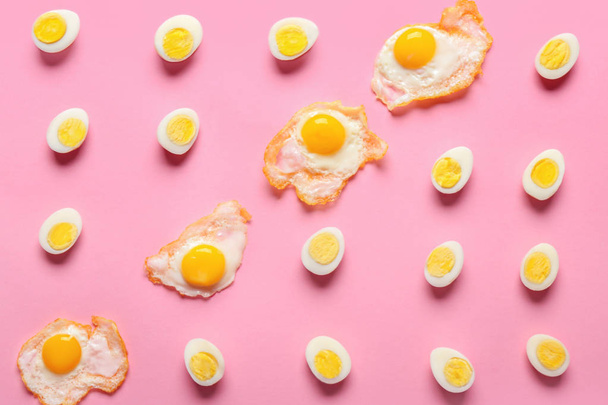 Veel gekookte en gebakken eieren op kleur achtergrond - Foto, afbeelding