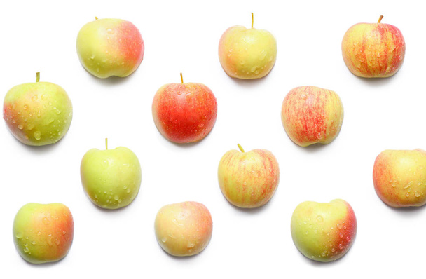 Muchas manzanas maduras sobre fondo blanco
 - Foto, Imagen