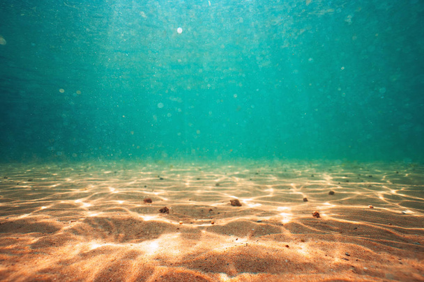 Areia do mar e água azul. Subaquático. fundo oceano - Foto, Imagem