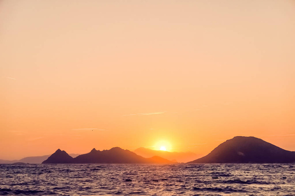 Καλοκαιρινό ηλιοβασίλεμα στη Μεσόγειο θάλασσα, Θαλασσογραφία και βουνό - Φωτογραφία, εικόνα