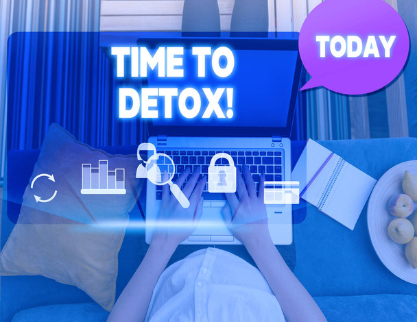 Psaní konceptuálních rukou ukazující čas na Detox. Text pro služební fotografie, když očistit tělo toxinu nebo přestat konzumovat drogovu řeč technologie Smart. - Fotografie, Obrázek