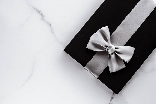 Luxusní sváteční dary se stříbrnou hedvábnou stuhou a lukem na mramorové b - Fotografie, Obrázek
