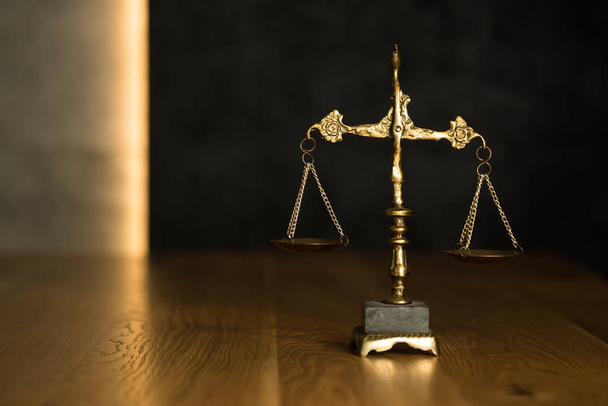 Закон и справедливость, весы на деревянном столе
. - Фото, изображение
