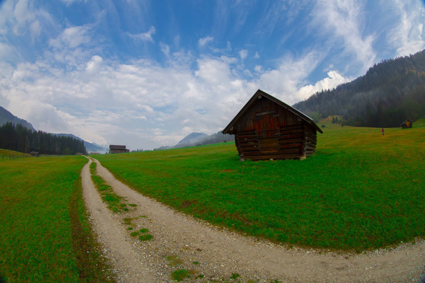 Het idyllische meer Geroldsee in het Karwendel-gebergte in de Beierse Alpen. - Foto, afbeelding