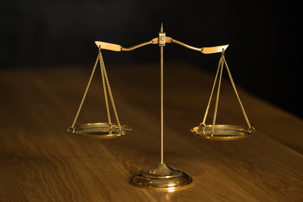 Právo a spravedlnost, váhy na dřevěném stole. - Fotografie, Obrázek