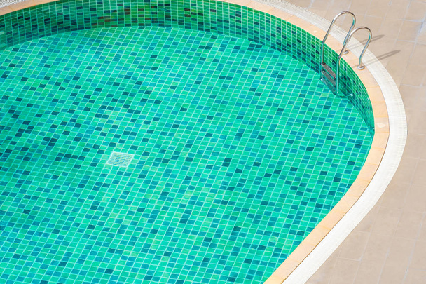Красивий відкритий басейн в готельному курорті для відпочинку
 - Фото, зображення
