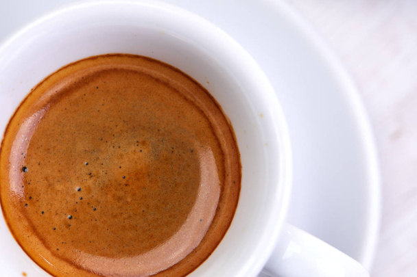 bílý šálek s horkou kávou, pohled shora - Fotografie, Obrázek