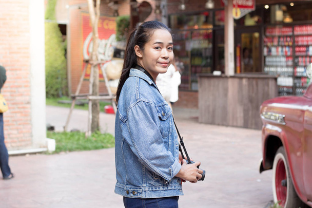 Asiático chica turistas llevar cámaras
. - Foto, Imagen
