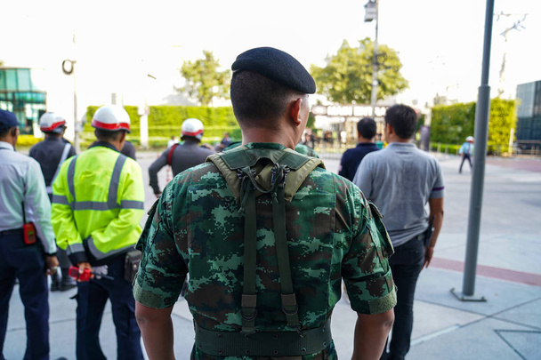 Soldat de retour avec des policiers masculins et des gardes à l'arrière-plan, w
 - Photo, image