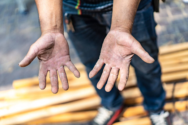 Arbeiter Hand sehr harte Arbeit im Bereich der Bauwagen - Foto, Bild