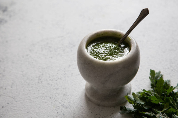 Homemade parsley pesto sauce and ingredients. Vegan healthy food - Foto, afbeelding
