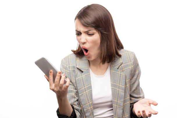 Genç öfkeli iş kadını akıllı telefon mesajı bakıyor ve öfkesini ifade - Fotoğraf, Görsel