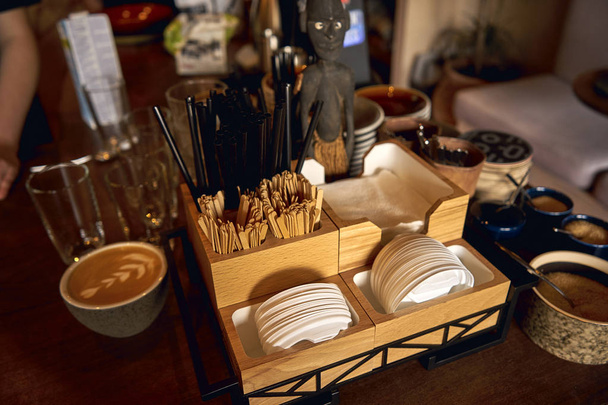 kahve ve çay için kapaklar ve çubuklar için stand - Fotoğraf, Görsel
