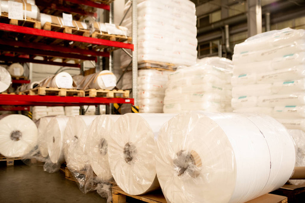 Rzędy i stosy zapakowanej membrany polimerowej przygotowane do dostarczenia do partnerów dużej nowoczesnej fabryki termoplastycznej produkcji - Zdjęcie, obraz