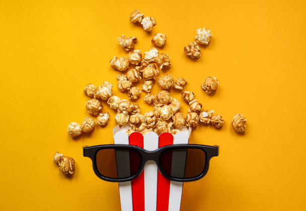 Popcorn punainen ja valkoinen pahvilaatikossa lasit 3D m
 - Valokuva, kuva