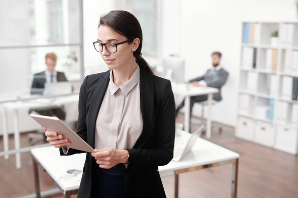 Taille hoch Porträt einer weiblichen Unternehmensmanagerin mit digitalem Tablet im Büro, Kopierraum - Foto, Bild