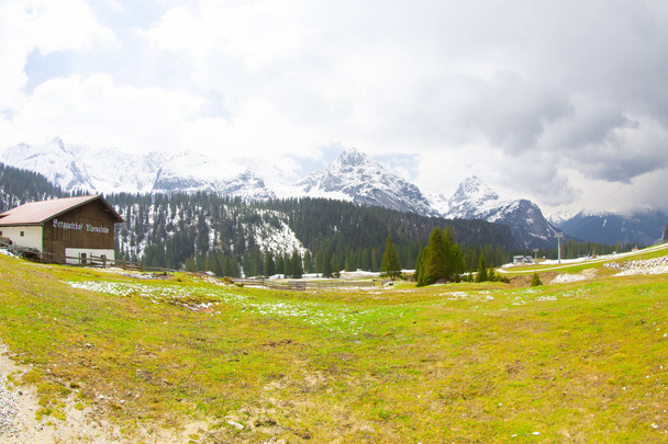 O Maciço Zugspitze, do vale de Ehrwald, no ensolarado dia de inverno, preparou pistas de esqui em primeiro plano. Inverno paisagem de montanha
. - Foto, Imagem