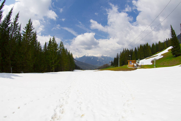 O Maciço Zugspitze, do vale de Ehrwald, no ensolarado dia de inverno, preparou pistas de esqui em primeiro plano. Inverno paisagem de montanha
. - Foto, Imagem