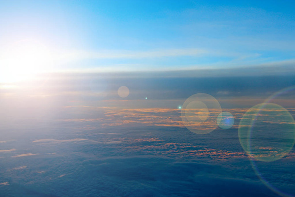Güneşli ışınları ile güzel beyaz bulutlar. Güneş ve gökyüzü ile manzara - Fotoğraf, Görsel