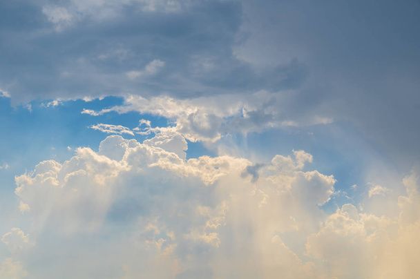 Fascinující obloha a mraky přírodní scenérie v létě - Fotografie, Obrázek