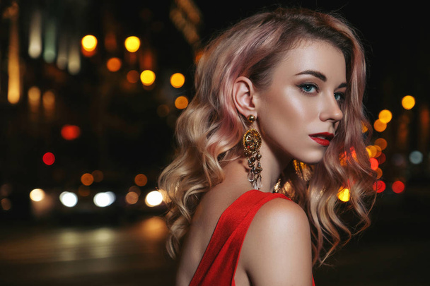 Πολυτελής όμορφη ξανθιά γυναίκα με σγουρά μαλλιά και το βράδυ συνθέτουν - Φωτογραφία, εικόνα
