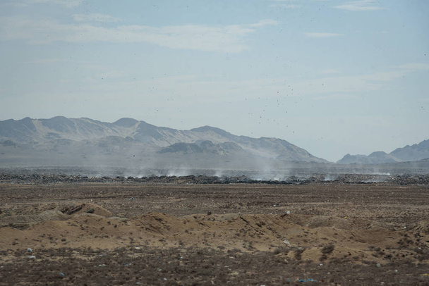 Śmieci i śmieci w suchym krajobrazie wzdłuż drogi na północnym wybrzeżu Peru, Ameryka Południowa. - Zdjęcie, obraz