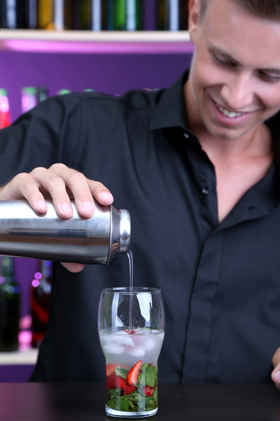 Ritratto di bel barman che prepara cocktail, al bar
 - Foto, immagini