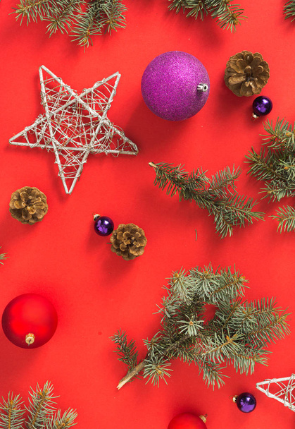 Composición navideña de decoraciones navideñas sobre un fondo rojo vista aérea
 - Foto, imagen