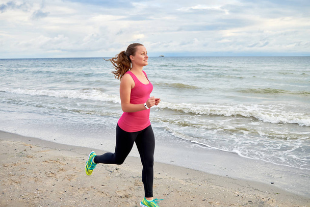 Genç fitness kadın koşucu deniz kenarında çalışan, uzay kopyalamak. Kız  - Fotoğraf, Görsel
