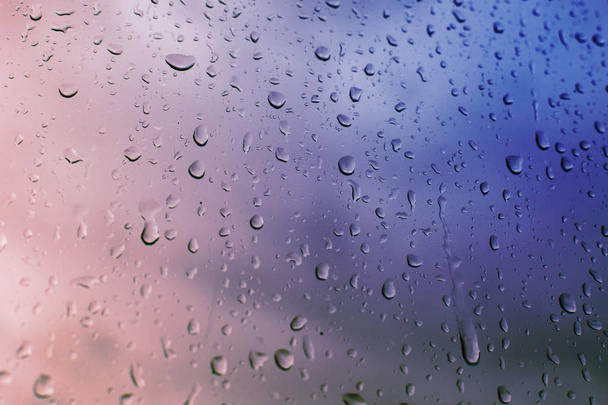 gotas de lluvia en el primer plano de cristal de la ventana
 - Foto, Imagen